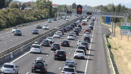 Un bouchon sur l'autoroute A7 a la hauteur de Valence, le 6 août 2022. Photo d'illustration. (FABRICE ANTERION / MAXPPP)