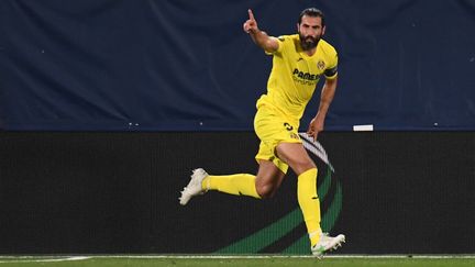 Raúl Albiol (Villarreal) buteur contre Arsenal, le 29 avril 2021. (JOSE JORDAN / AFP)