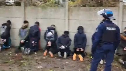 Après de nouvelles émeutes près du lycée Saint-Exupéry à Mantes-la-Jolie, où deux voitures ont été incendiées, 151 personnes ont été interpellées par la police, le 6 décembre 2018. (CAPTURE D'ÉCRAN / TWITTER)