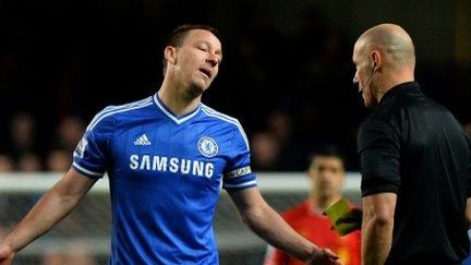 Londres : arbitre face a un joueur de Chelsea. (AFP PHOTO / BEN STANSALL)