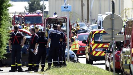 Policiers et pompiers sont rassembl&eacute;s devant l'entr&eacute;e du site industriel Air Products, &agrave; Saint-Quentin Fallavier (Is&egrave;re), le 26 juin 2015. (PHILIPPE DESMAZES / AFP)