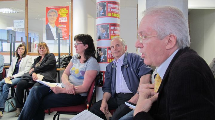 Jean-Jacques Karman (D), lors d'une r&eacute;union de section du PCF &agrave; Aubervilliers, le 19 juin 2012. (ILAN CARO / FTVI)