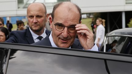 Jean Castex quitte le site de production de semi-conducteurs X-FAB, à&nbsp;Corbeil-Essonnes, le 4 juillet 2020.&nbsp; (THOMAS COEX / AFP)