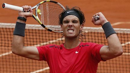 L'Espagnol Rafael Nadal c&eacute;l&egrave;bre sa victoire face &agrave; son compatriote Nicolas Almagro en quart de fianle de Roland-Garros, le 6 juin 2012. (PATRICK KOVARIK / AFP)