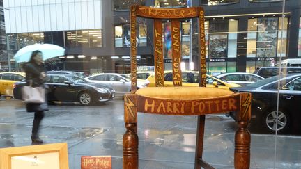 La chaise sur laquelle J.K. Rowling a écrit  les deux premiers tomes de sa série best-seller "Harry Potter"
 (William EDWARDS / AFP)