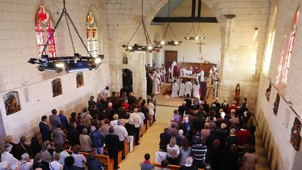 Messe lors de la réouverture de l'église de Saint-Étienne du Rouvray après l'assassinat du Père Jacques Hamel, le 2 octobre 2016. (CHARLY TRIBALLEAU / AFP)