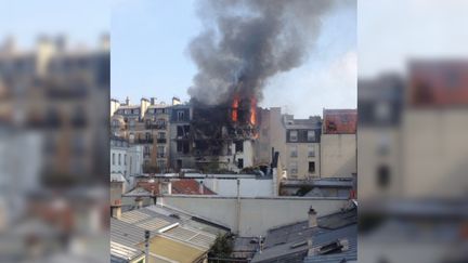 Un immeuble en feu dans le 6e arrondissement de Paris, après une explosion au gaz, le 1er avril 2016. (PIERRE_KCH / TWITTER)