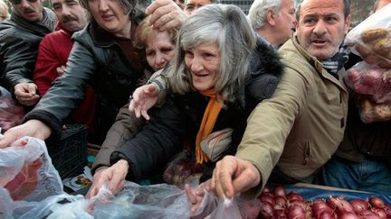 offrent gratuitement des légumes, place Syntagma à Athènes le 25 janvier 2012, pour prouver que leurs produits ne sont pas pollués au chrome, comme l’avaient laissé entendre les médias.

La distribution vire à l’émeute. (REUTERS/Yannis Behrakis)