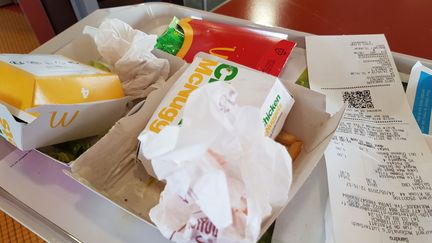 Un plateau plein de déchets et d'emballages chez McDonald's. (JEAN-FRANÇOIS FREY / MAXPPP)