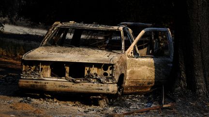 Des voitures ont également été détruites par l'incendie, comme celle-ci, à Jerseydale, en Californie, le 25 juillet 2022. (NEAL WATERS / ANADOLU AGENCY / AFP)