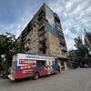 Sur ce food truck, dans le centre de la ville, l'inscription : "Marioupol c'est la Russie, un point c'est tout." (SYLVAIN TRONCHET / RADIO FRANCE)