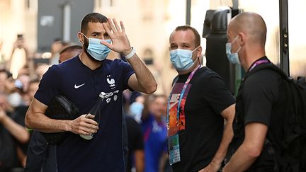 Karim Benzema lors du départ des Bleus&nbsp;pour l'entraînement, le 26 juin à Bucarest (FRANCK FIFE / AFP)
