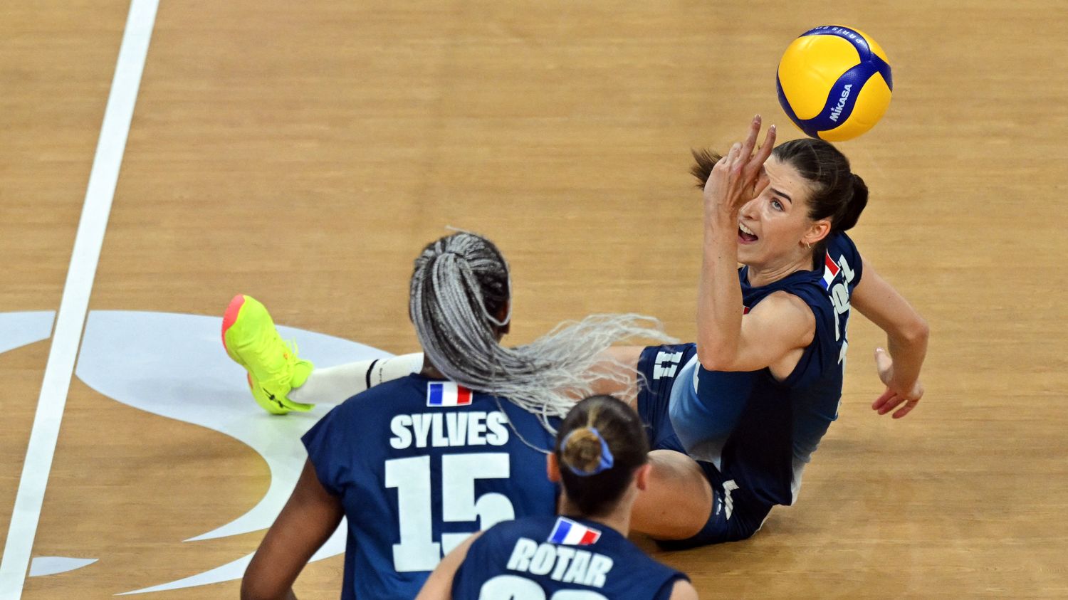 Volley au JO 2024 : l'équipe de France féminine sèchement battue par les championnes du monde en titre pour le premier match de leur histoire olympique