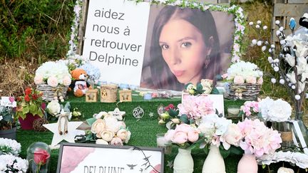 Des amis de Delphine Jubillar – disparue dans la nuit du 15 au 16 décembre 2020 – ont collé des affiches à&nbsp;Cagnac-les-Mines (Tarn), en juin 2022. (MARIE PIERRE VOLLE  / MAXPPP)