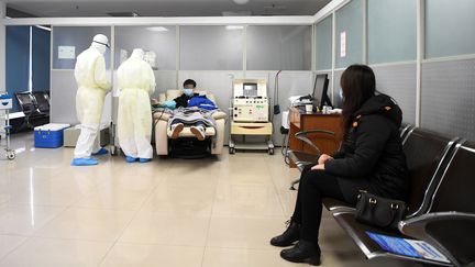 Un patient guéri du nouveau coronavirus donne&nbsp;son sang pour les malades du Covid-19, le 17 février 2020 à Chongqing (Chine).&nbsp; (TANG YI / XINHUA / AFP)