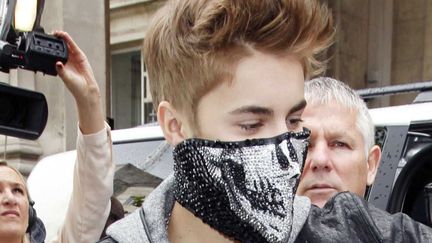 Justin Bieber a-t-il :&nbsp;a) perdu ses dents de lait b) un &eacute;norme bouton de fi&egrave;vre c) mauvais go&ucirc;t ? (ISOIMAGES / SIPA)