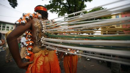 Un Hindou au dos enti&egrave;rement transperc&eacute; de crochets attach&eacute;s &agrave; une corde c&eacute;l&egrave;bre le festival de Thaipusam &agrave; Georgetown (Malaysie), le 7 f&eacute;vrier 2012. (SAMSUL SAID / REUTERS)