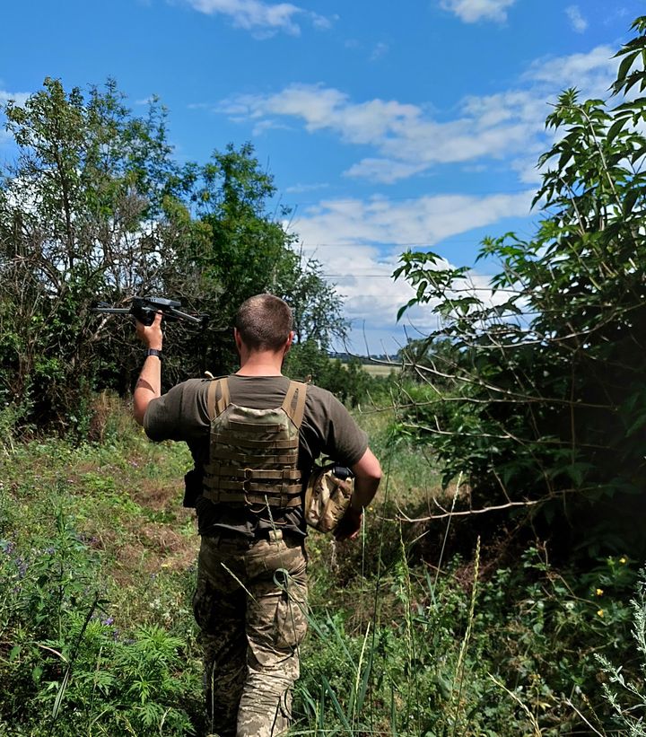 Un soldat de la 35è Brigade d'infanterie navale s'apprête à lancer un drone de renseignement en direction des lignes ennemies; (ISABELLE LABEYRIE / RADIO FRANCE)