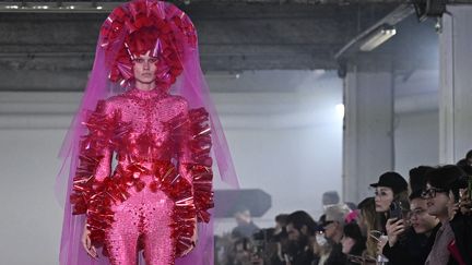 Présentation d'une création Germanier pour la collection Prêt-à-Porter Femme Printemps-Été 2025 dans le cadre de la Fashion Week de Paris, à Paris le 24 septembre 2024. (JULIEN DE ROSA / AFP)