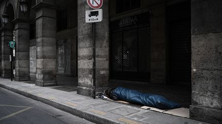 &nbsp;Selon le collectif Les morts de la rue, depuis 2012 ce sont 5 508 personnes qui sont décédées&nbsp;des conséquences de leur existence passée dans la rue. Photo d'illustration. (PHILIPPE LOPEZ / AFP)