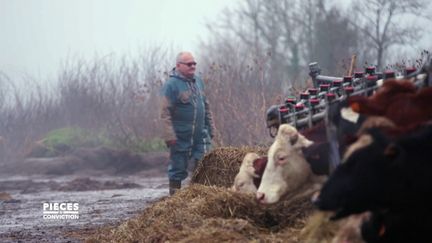 Cet éleveur a-t-il subi des représailles de sa coopérative parce qu'il s'est converti à l'agroécologie ? (PIECES A CONVICTION/FRANCE 3)