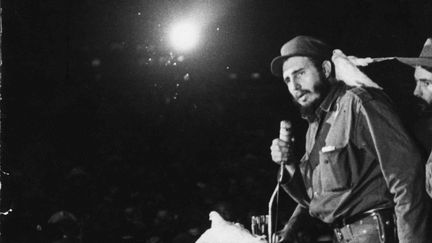 Le révolutionnaire cubain Fidel Castro fait son entrée dans La Havane, le 8 janvier 1959.&nbsp; (AP / SIPA)