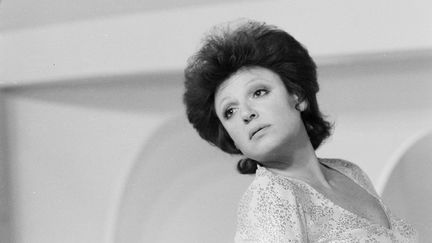 La chanteuse Régine sur le tournage d'un show télévisé qui lui était consacré, en février 1971 (JEAN ADDA / INA / AFP)