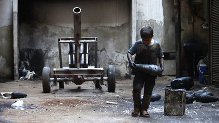 Issa a 10 ans et vit &agrave; Alep, en Syrie, ce pays d&eacute;chir&eacute; par la guerre civile depuis deux ans. Issa devrait aller &agrave; l&rsquo;&eacute;cole, apprendre &agrave; lire et &agrave; &eacute;crire mais Issa n&rsquo;a pas cette chance. Il travaille dix heures par jour avec son p&egrave;re dans une usine d&rsquo;armement destin&eacute; aux soldat de l&rsquo;arm&eacute;e syrienne libre. Le reste du temps, il nourrit ses oiseaux en cage, comme le montre le reste du reportage r&eacute;alis&eacute; en septembre 2013, &agrave; voir sur Photoblog. (REUTERS)