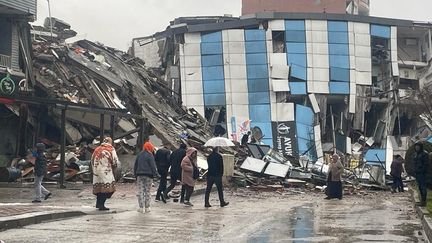 Un hôtel effondré à Adiyaman, en Turquie, le 6 février 2023. (MUSLUM ETGU / ANADOLU AGENCY / AFP)