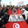 Des habitants de Kasserine portent une affiche de Mohamed Bouazizi, devant le palais du gouvernement à Tunis, le 28&nbsp;janvier 2011. (FETHI BELAID / AFP)