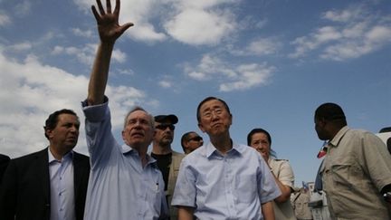 Le secrétaire général de l'Onu Ban Ki-Moon, avec Edmond Mullet, responsable de la mission de l'Onu, à Port-au-Prince (AFP / Onu-Minustah)