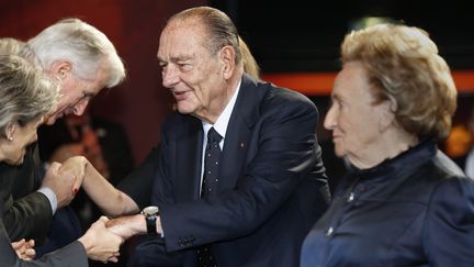 Jacques Chirac serre des mains lors de la remise du prix de sa fondation, le 21 novembre 2013, au mus&eacute;e du quai Branly, &agrave; Paris. (JACKY NAEGELEN / AFP)