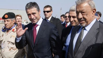 Le secr&eacute;taire g&eacute;n&eacute;ral de l'Otan, Anders Fogh Rasmussen (au centre), &agrave; Tripoli (Libye), le 31 octobre 2011, dernier jour de la mission "Protecteur unifi&eacute;". (MARCO LONGARI / AFP)