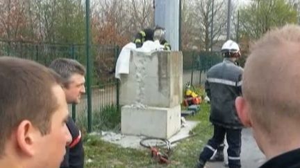 Les pompiers interviennent pour extraire un enfant d'un bloc de b&eacute;ton, &agrave; Roubaix (Nord), le 2 avril 2014. (FRANCETV INFO / FRANCE 2 LILLE)