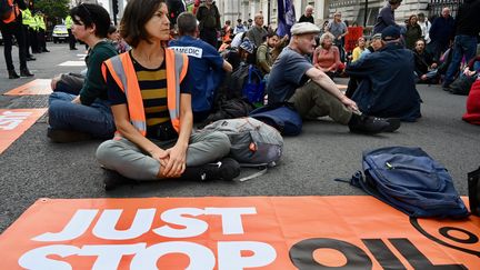 Un groupe de militants de Just Stop Oil organise un sit-in devant le 10 Downing Street et Trafalgar Square, le 3 octobre 2022. (MICHAEL MELIA / AVALON / MAXPPP)