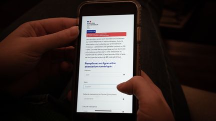 Une personne consulte une version provisoire de l'attestation numérique de déplacement dérogatoire, le 3 avril 2020, à Paris. (JULIETTE PAVY / HANS LUCAS / AFP)