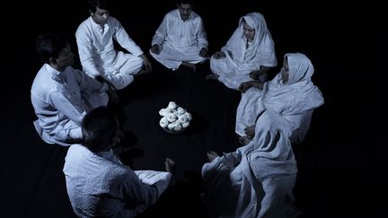 Autre quête spirituelle, celle de Mohammad Anisul Hoque. A la recherche de lui-même à travers mythes et souvenirs, homme et nature, il construit un univers et livre les recoins de son âme.
 (Mohammad Anisul Hoque © musée du quai Branly, Photoquai 2013)