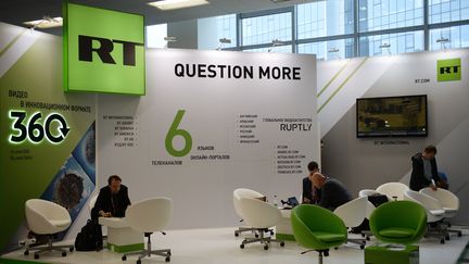 Le stand de la chaîne de télévision russe RT au Forum&nbsp;économique oriental, le 9 février 2016,&nbsp;à&nbsp;Vladivostok (Russie). (ALEXANDR KRYAZHEV / SPUTNIK / AFP)