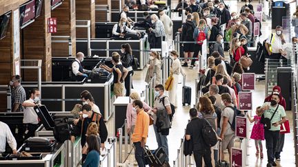 Des passagers à l'aéroport Schönefeld de Berlin (Allemagne) le 2 juillet 2021. (FABIAN SOMMER / DPA / AFP)