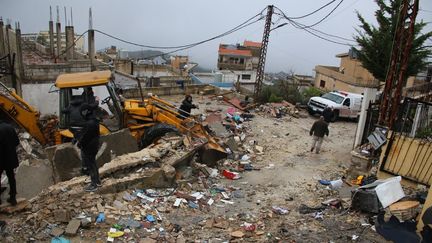 Les opérations de recherche et de sauvetage se poursuivent parmi les décombres d'une maison démolie après la mort du commandant du Hezbollah dans une frappe aérienne israélienne dans le sud du Liban, le 10 janvier 2024. (RAMIZ DALLAH / ANADOLU / AFP)