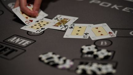 Table de poker dans un casino (illustration). (LIONEL BONAVENTURE / AFP)