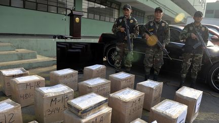 Saisie de 600 kilos de cocaïne au Pérou, le 31 mars 2014 (CRIS BOURONCLE / AFP)