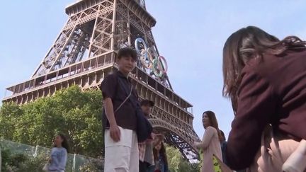 Paris 2024 : des touristes impatients commencent à affluer dans la capitale