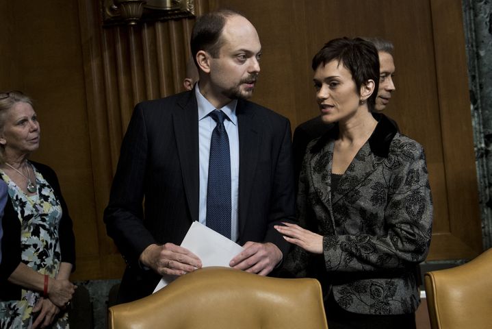 Activist Vladimir Kara-Mourza, with his wife, before a hearing before a US Senate subcommittee on March 29, 2017 in Washington (US).  (Brandon Smyalowski/AFP)