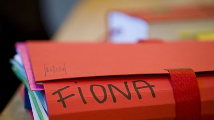 Un dossier dans la salle d'audience où se déroule le procès de l'affaire Fiona, le 17 novembre 2016, à Riom (Puy-de-Dôme).&nbsp; (THIERRY ZOCCOLAN / AFP)