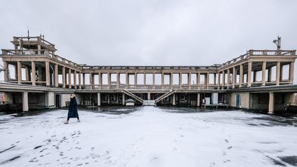 Le Rodina, construit en 1938, est l'un des plus anciens cinémas de l'époque soviétique. (YURI KADOBNOV / AFP)