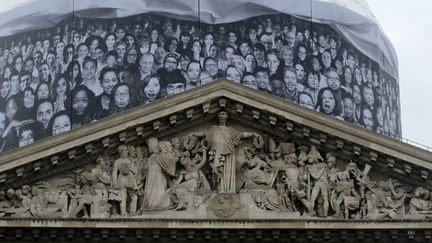 Au Panthéon, la bâche de chantier décorée par JR (3 juin 2014)
 (Photo Valérie Oddos / Culturebox / France Télévisions)