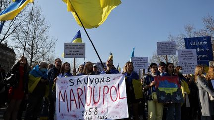 Une manifestation en soutien aux Ukrainiens et plus particulièrement aux habitants de Marioupol, a été organisée le 19 mars 2022 à Paris.&nbsp;
 (THOMAS COEX / AFP)