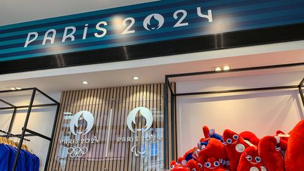 Illustration de la boutique officielle des Jeux olympiques de 2024, dans le quartier des Halles, à Paris. (RICCARDO MILANI / AFP)