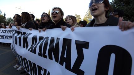 Des employ&eacute;s de banque manifestent, samedi 23 mars 2013, &agrave; Nicosie (Chypre). (PATRICK BAZ / AFP)